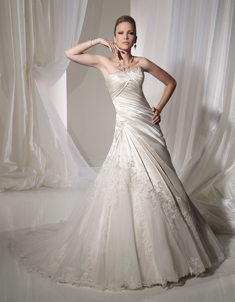Illustration for article titled Check Out the Trendy Wedding Gowns to Pick for 2015-16